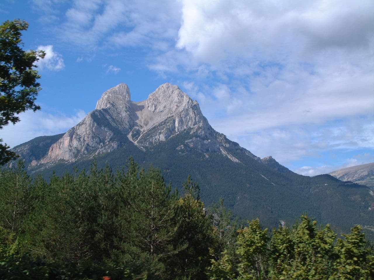 Portada · Espeleo & canyons — Canyons i cavitats de l'Alt Berguedà · foto de Eduard Maluquer · CC BY-SA 2.0 vía Wikimedia Commons