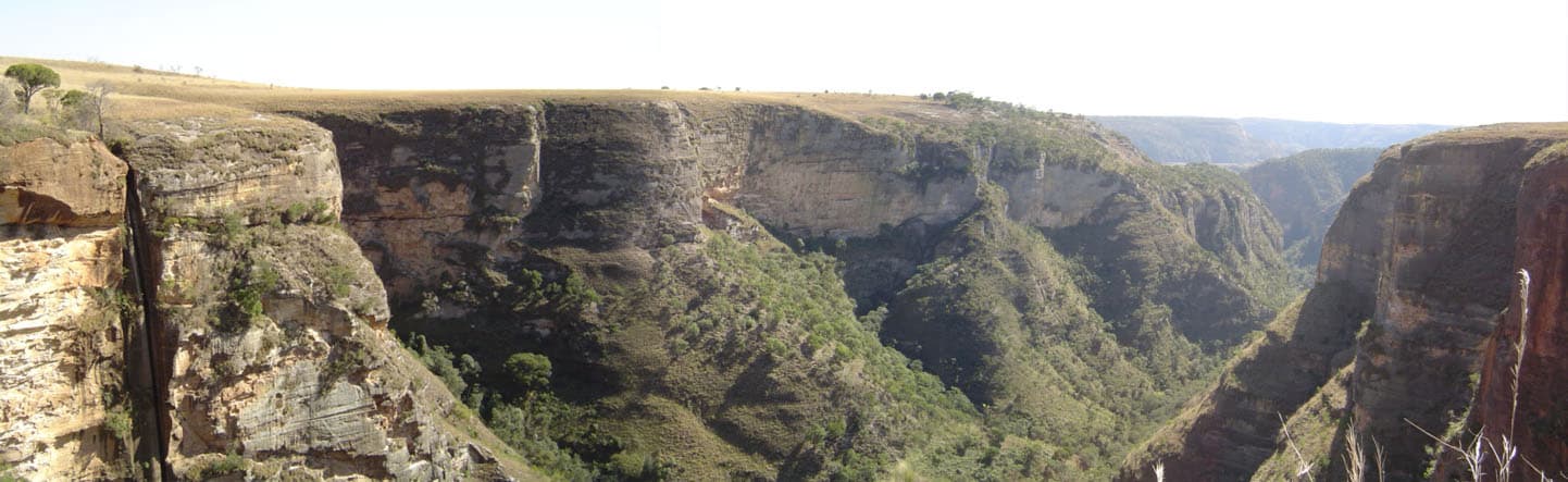 Macizo del Isalo (Madagascar) · representa la sección malgache del libro · foto de Numerus Klausus · CC BY-SA 3.0 vía Wikimedia Commons