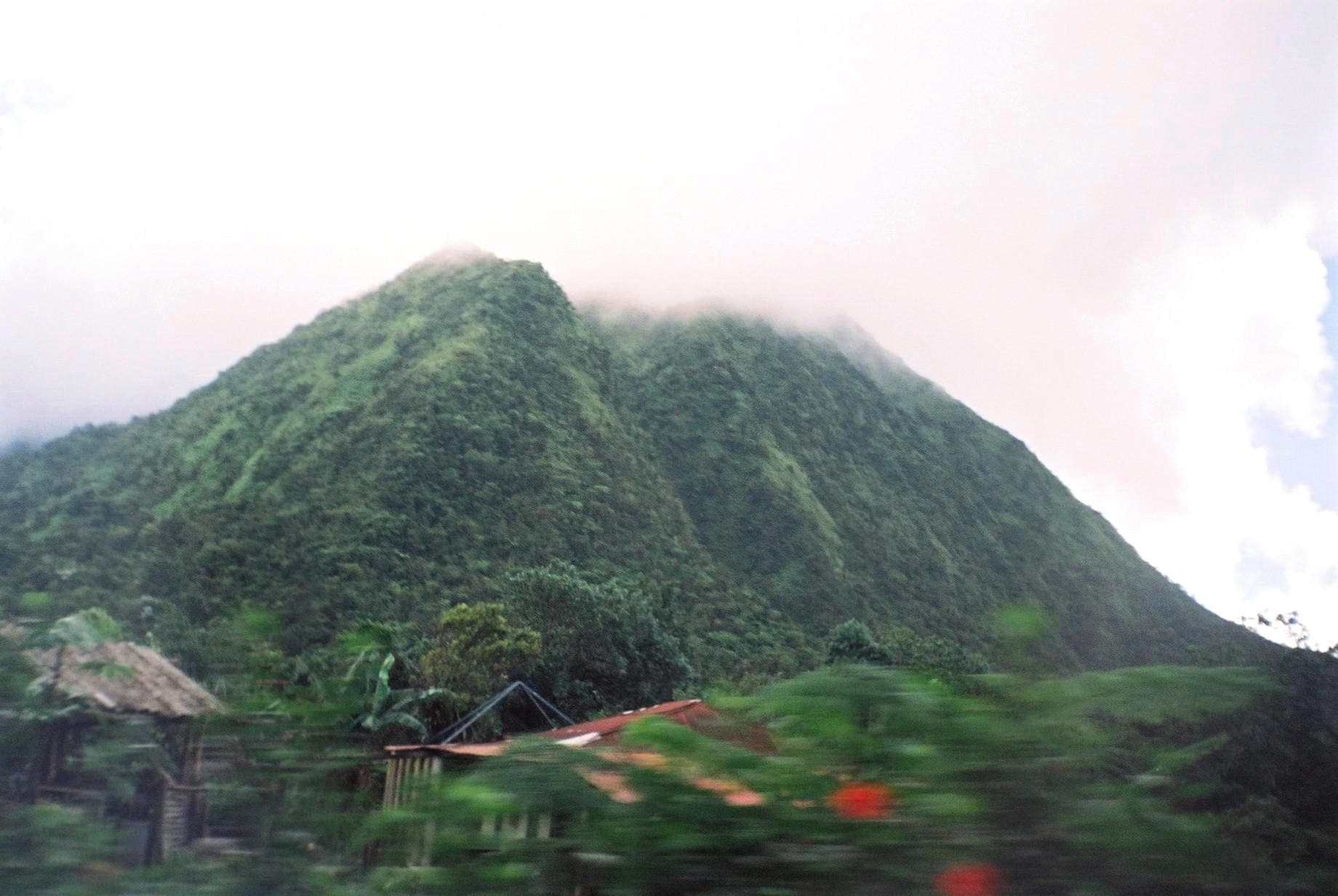 Pitons du Carbet — el macizo donde se concentran los cañones de Martinica · foto de Radosław Botev · Attribution vía Wikimedia Commons