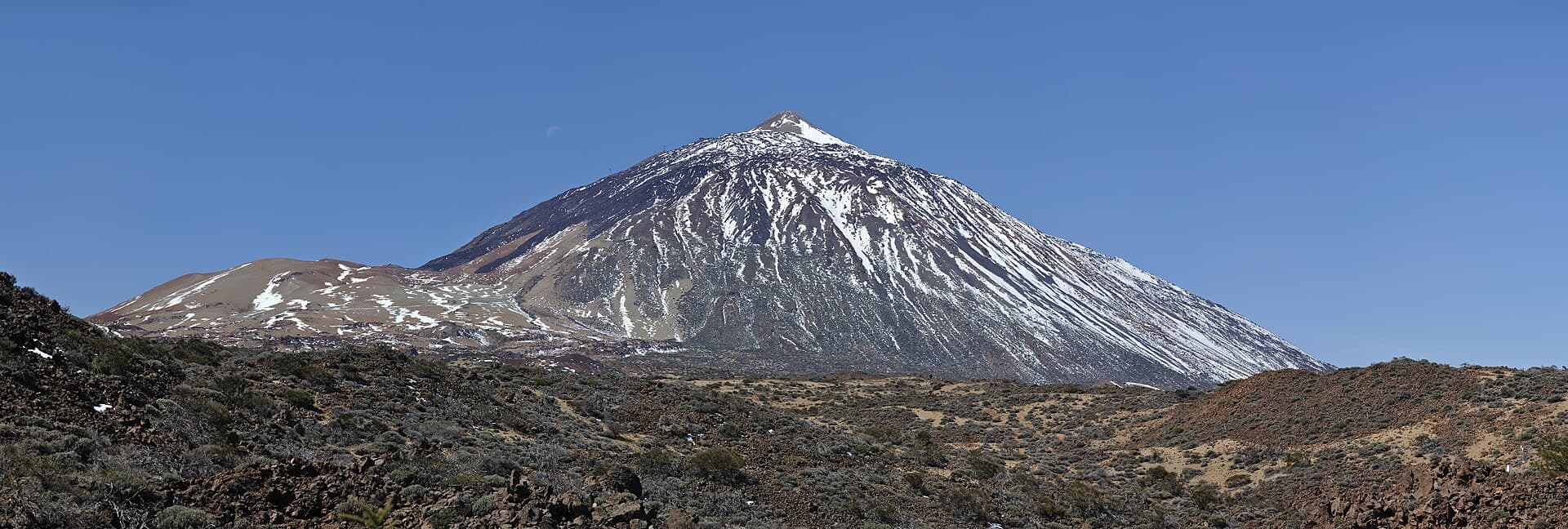 Teide y su dorsal — paisaje volcánico que articula los grandes barrancos del «Tomo 1» · foto de Quartl · CC BY-SA 3.0 vía Wikimedia Commons