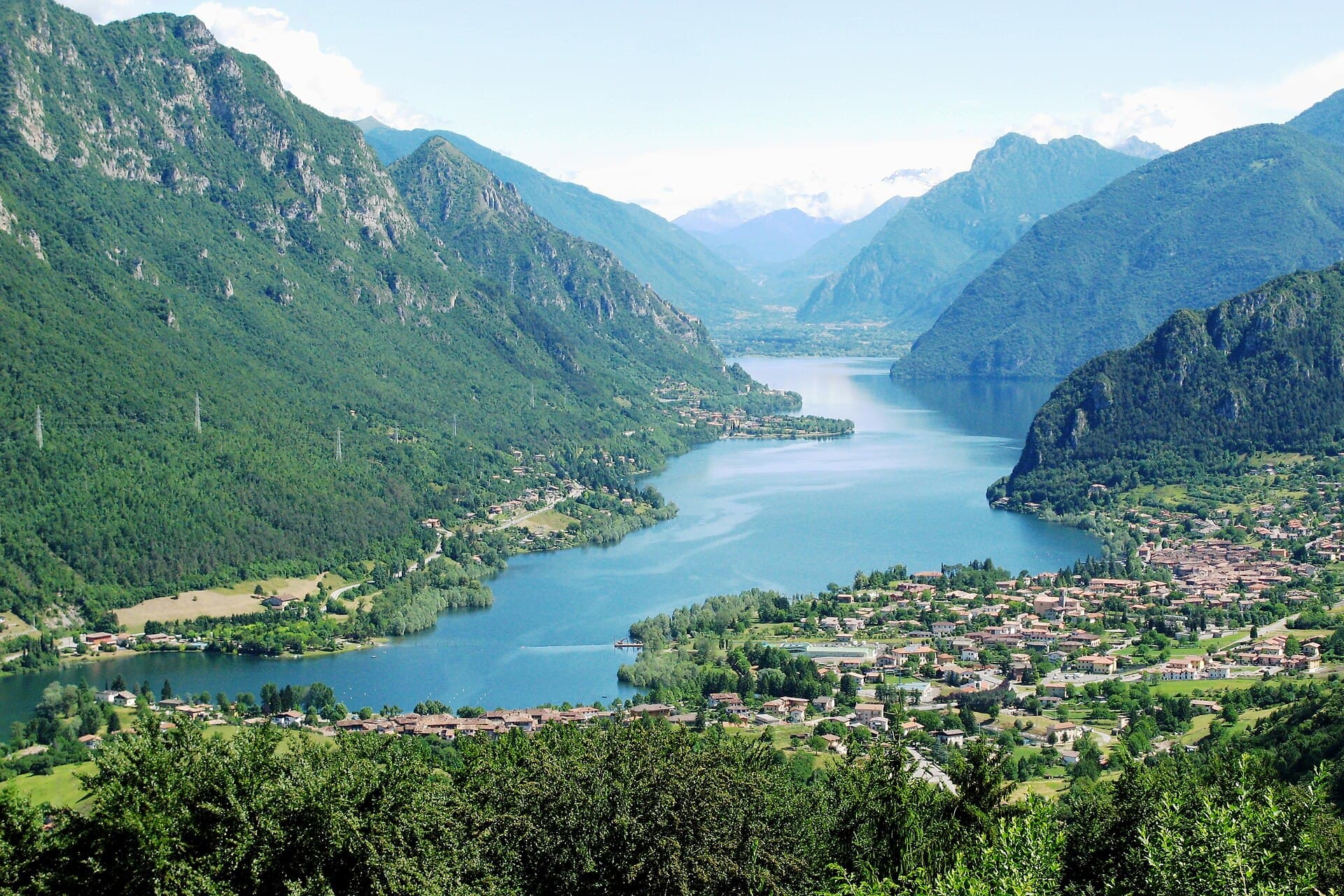 Lago d'Idro — entorno natural del Valle Sabbia · foto de Les Meloures at Luxembourgish Wikipedia · CC BY-SA 3.0 lu vía Wikimedia Commons